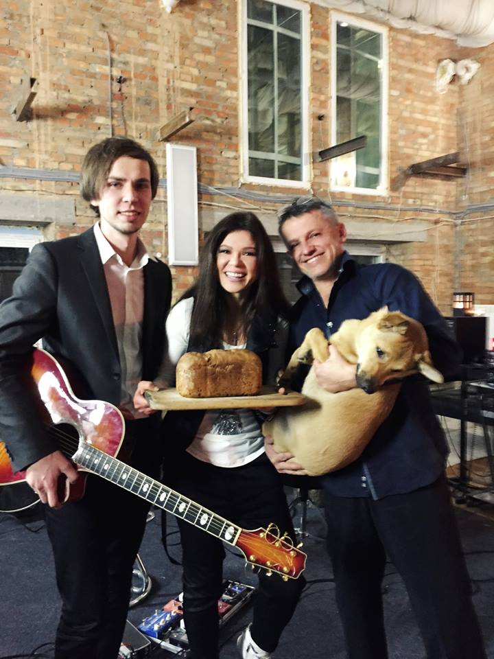 Руслана показала семейные фото с мужем и мамой